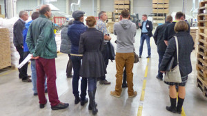 Besucher beim Rundgang durch ein Unternehmen bei der Industrie inTouch Thüringer Wald