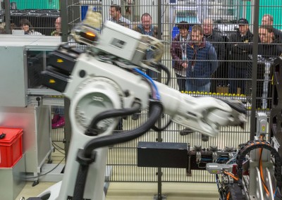 Besucher der Industrie InTouch beim Betrachten einer Maschine der Hehnke GmbH & Co. KG in der Produktionshalle