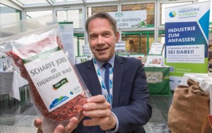 Geschäftsführer der Fuchs Gewürze wirbt mit einer Tüte Chilis für Scharfe Jobs im Thüringer Wald