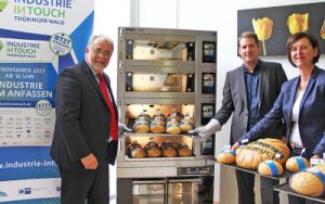 Dr. Peter Traut, Präsident der IHK Südthüringen und Vorsitzender des veranstaltenden forum Thüringer Wald e. V., Stefan Klett, Werkleiter der MIWE Michael Wenz GmbH in Meiningen und Cornelia Grimm, Regionalmanagerin forum Thüringer Wald e. V.
