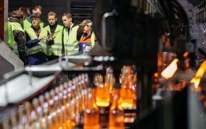 Besucher der INDUSTRIE INTOUCH 2017 bei den Wiegand Glashüttenwerken mit Führung durch die Glasproduktion