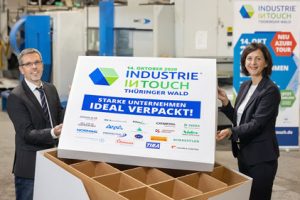 Zwei Mitglieder des forum Thüringer Wald e.V. präsentieren ein Werbebanner zum Anmeldestart von INDUSTRIE INTOUCH Thüringer Wald 2020