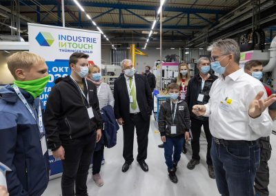Besucher einer Führung beim Werkzeughersteller SANDVIK im Rahmen der INDUSTRIE INTOUCH 2020