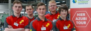 Gruppenbild von Auszubildenden neben einem Werbebanner für die Azubi Tour bei der INDUSTRIE INTOUCH Thüringer Wald 2021