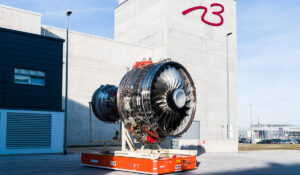 Eine fertig montierte Turbine steht auf einem Transportwagen vor dem Firmensitz der N3 Engine Overhaul Services GmbH & Co. KG, einem teilnehmenden Unternehmen bei der INDUSTRIE INTOUCH 2022.