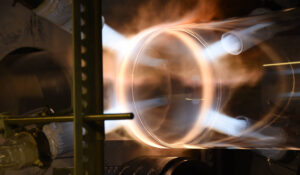 Ein Quarzglasrohr wird maschinell durch mehrere Gasflammen vollflächig erhitzt. So entsteht ein sogenanntes Resize-Rohr in der Raesch Quarz (Germany) GmbH, einem teilnehmenden Unternehmen bei der INDUSTRIE INTOUCH 2022.