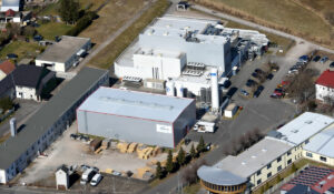Luftaufnahme des Firmensitzes der Raesch Quarz (Germany) GmbH, einem teilnehmenden Unternehmen bei der INDUSTRIE INTOUCH 2022.